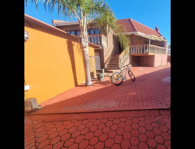 6 BEDROOM FREESTANDING FOR SALE IN HEIDERAND
